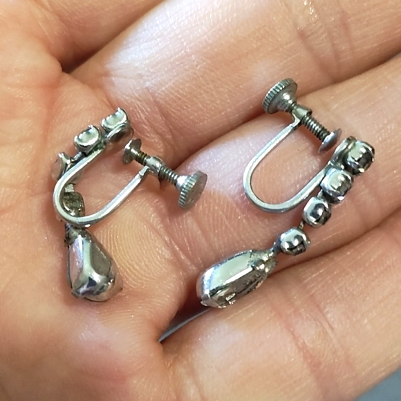 KRAMER NY VINTAGE 50s SILVER-TONE RHINESTONE CRYSTAL DROP SCREWBACK 1" EARRINGS - Picture 6 of 10